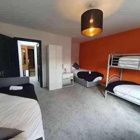 Large Townhouse In The Heart Of No 11 *